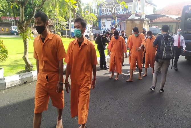 PENGUNGKAPAN : Para tersangka kasus narkoba saat rilis pers pengungkapan kasus narkoba yang digelar Senin (31/1) di Mapolres Gianyar. (DEWA RASTANA/BALI EXPRESS)