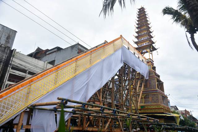 PUNCAK PELEBON : Puncak pelebon Ida Cokorda Pemecutan XI dimulai pada Jumat (21/1) hari ini dengan menggunakan bade tumpang solas. (AGUNG BAYU/BALI EXPRESS)