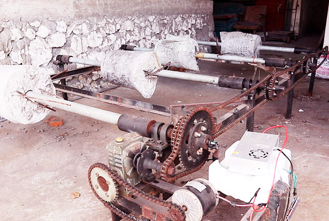 OTOMATIS: Mesin untuk guling babi yang dibuat secara otomatis termasuk dirancang juga agar api tetap stabil. (AGUNG BAYU/BALI EXPRESS)