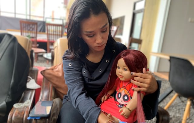 SPIRIT DOLL’S: Queen Athena bersama dengan salah satu spirit doll’s miliknya yang bernama Sasa. (NI KADEK RIKA RIYANTI/BALI EXPRESS)