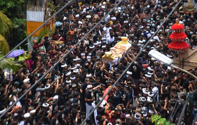 PELEBON: Layon Ida Cokorda Pemecutan XI saat akan dibawa ke bade tumpang 11 pada puncak pelebon, Jumat (21/1). (AGUNG BAYU/BALI EXPRESS)