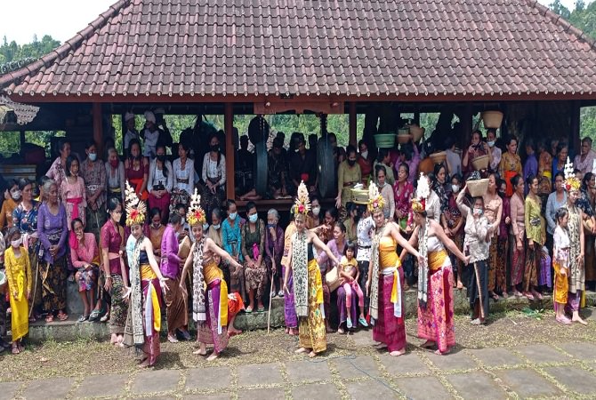 TRADISI : Tari Rejang dalam upacara Sabha Muja Binih di Desa Adat Peddawa. (istimewa)