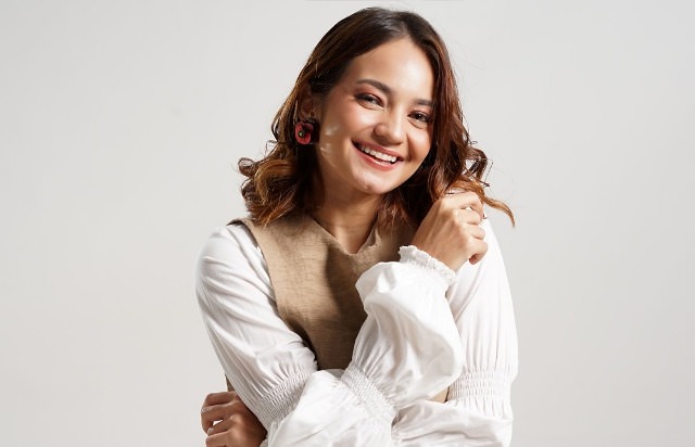 Enzy Storia, presenter sekaligus bintang film.