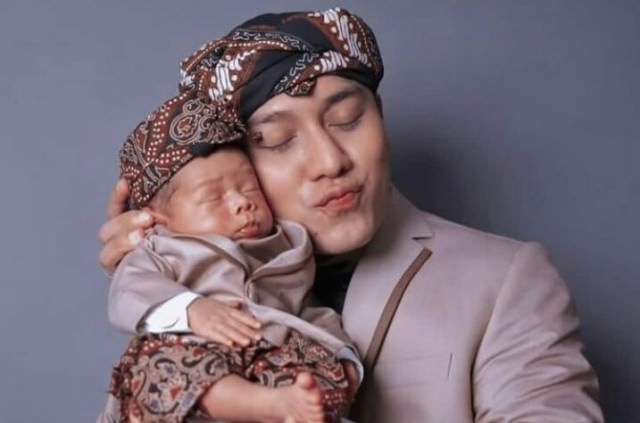 BABY L: Rizky Billar menggendong sang anak, Muhammad Leslar Al-fatih Billar.