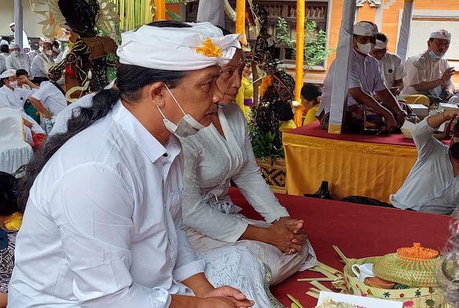 MADIKSA :  Prosesi Diksa Pariksa di Tengah Telaga Jumpung Tebesaya. (istimewa)