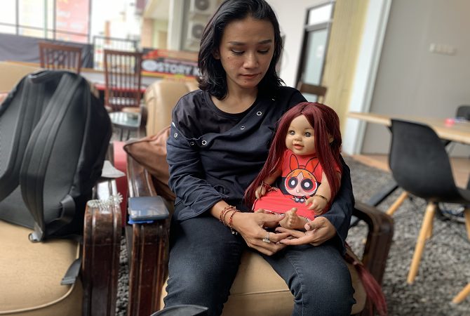 SPIRIT DOLL’S: Queen Athena bersama dengan salah satu spirit doll’s miliknya yang bernama Sasa. (Rika Riyanti/Bali Express)