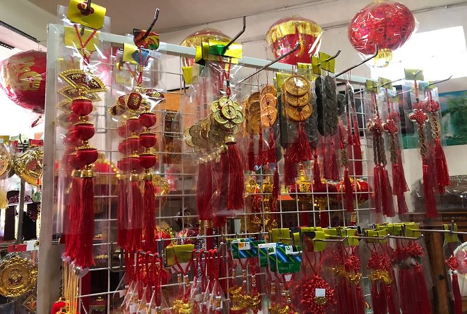 MULAI DIBURU: Pernak-pernik khas Imlek yang mulai diburu di Toko Mutiara Abadi. (RIKA RIYANTI/BALI EXPRESS)