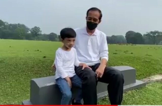 BERSAMA CUCU : Presiden Republik Indonesia Joko Widodo bersama sang cucu.