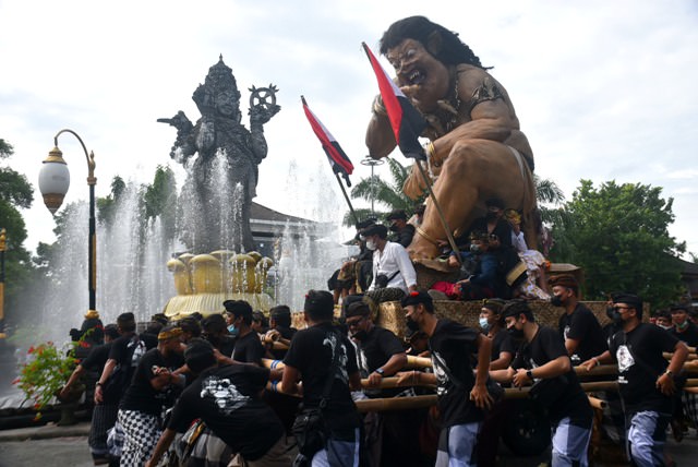 OGOH-OGOH: Prosesi mepeed ogoh-ogoh Cupak di Catur Muka, Denpasar, Bali. (AGUNG BAYU/BALI EXPRESS)
