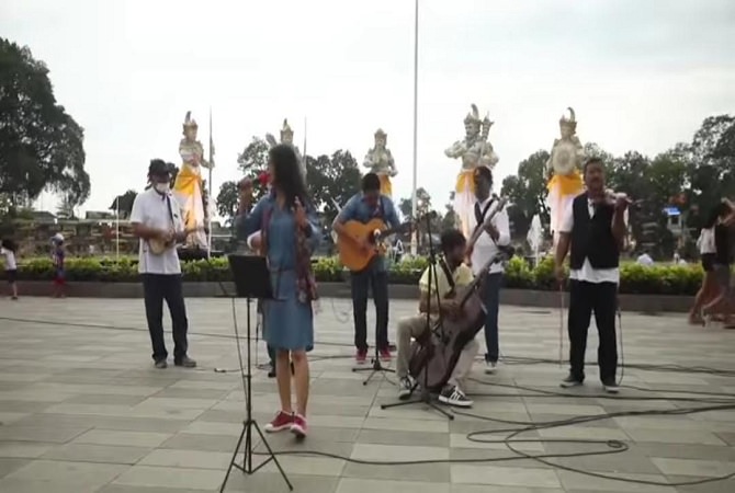 BERMAIN MUSIK : Sejumlah anak muda bermain musik di Alun-alun Kota Gianyar saat akhir pekan. (ISTIMEWA)