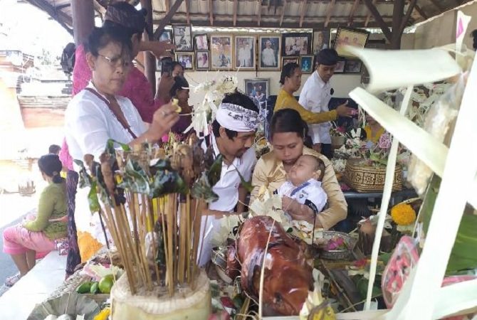 Pelaksanaan Upacara Ngotonin. (Dewa Rastana/Bali Express)
