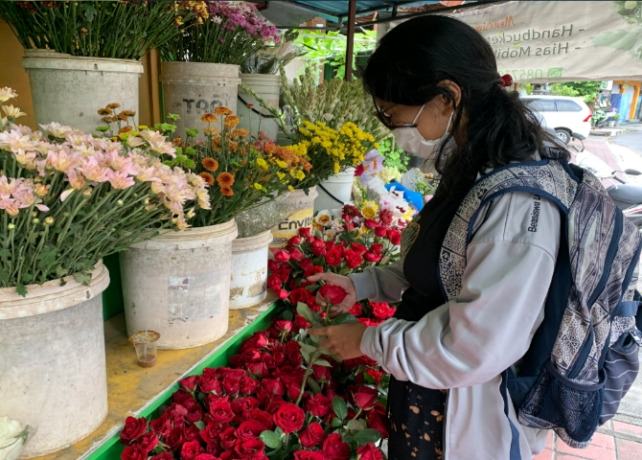 CIRI KHAS: Salah satu penjual bunga di Jalan Sutoyo, Denpasar, tampak tak terlalu ramai pembeli. (RIKA RIYANTI/BALI EXPRESS)
