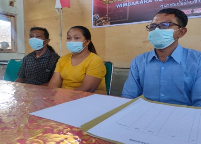 MENJELASKAN : Ibu bayi kembar melakukan klarifikasi didampingi ayahnya. (DIAN SURYANTINI/BALI EXPRESS)