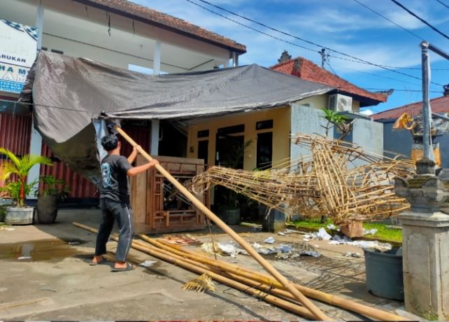 LANJUT :  Dharma Kerti sedang mengerjakan kerangka ogoh-ogoh. (DIAN SURYANTINI/BALI EXPRESS)