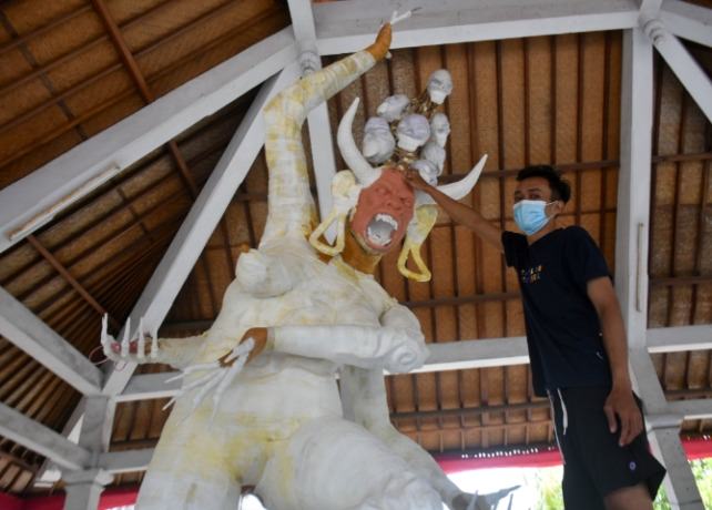DICURI LAGI : Ogoh-ogoh Sang Kalikamaya milik STT. Sukarela, Banjar Kepisah, Kelurahan Pedungan yang dua tapelnya dicuri oleh oknum tak bertanggung jawab. (AGUNG BAYU/BALI EXPRESS)
