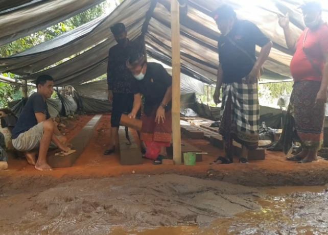 GIGIT JARI : Salah satu pengrajin bata di Desa Tulikup, Gianyar. (ISTIMEWA)