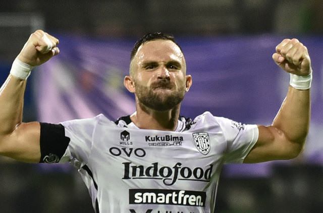 TOP SKOR SEMENTARA: Bomber Bali United, Ilija Spasojevic usai mencetak gol pertama ke gawang Bhayangkara FC di Stadion Ngurah Rai, Sabtu (12/2). (ISTIMEWA).