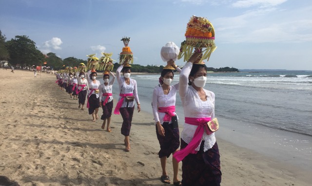 MELASTI: Iring-iringan dalam Upacara Melasti di Pantai Kuta, Senin (28/2). (PUTU RESA KERTAWEDANGGA/BALI EXPRESS)