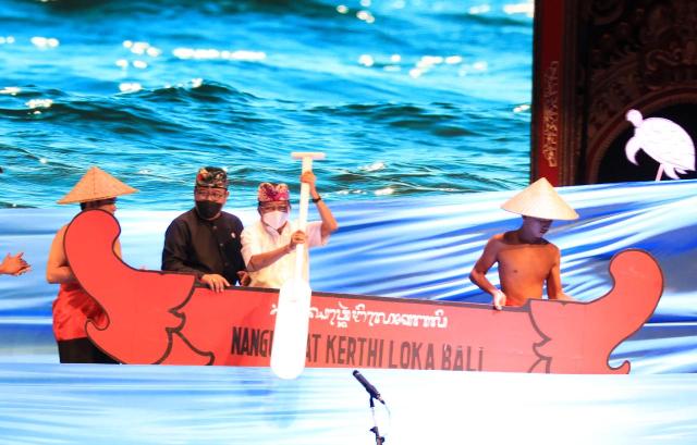 GUBERNUR : Prosesi penutupan Bulan Bahasa Bali 2022 ditandai dengan mendayung perahu. (Humas Pemprov Bali For Bali Express)