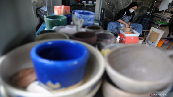 PERAJIN : Perajin membuat mangkuk keramik dari bahan tanah liat di Mini Pottery Studio, Kota Bogor, Jawa Barat. Antara/Arif Firmansyah.