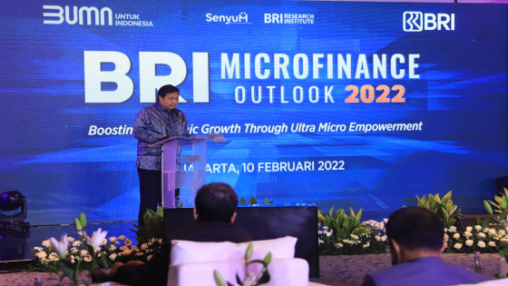 NAIK KELAS : Menteri Koordinator Bidang Perekonomian Airlangga Hartarto saat gelaran BRI Microfinance Outlook 2022, Kamis (10/02) mengatakan, penyaluran kredit terhadap sektor ultra mikro dapat mengakselerasi pelaku usaha untuk ‘naik kelas’.  BRI for Bali