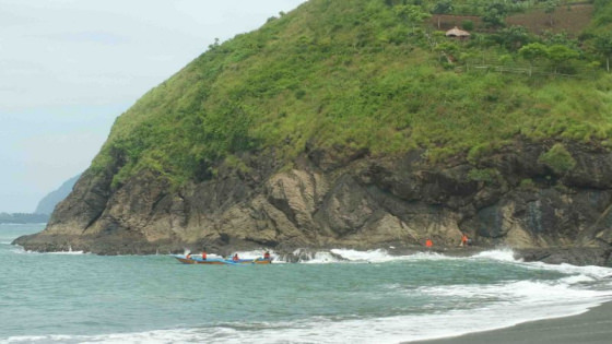 PENCARIAN : Tim SAR gabungan melakukan pencarian korban hilang yang terseret ombak di Pantai Payangan Jember, Minggu (13/2/2022). Antara/VJ Hamka Agung Balya