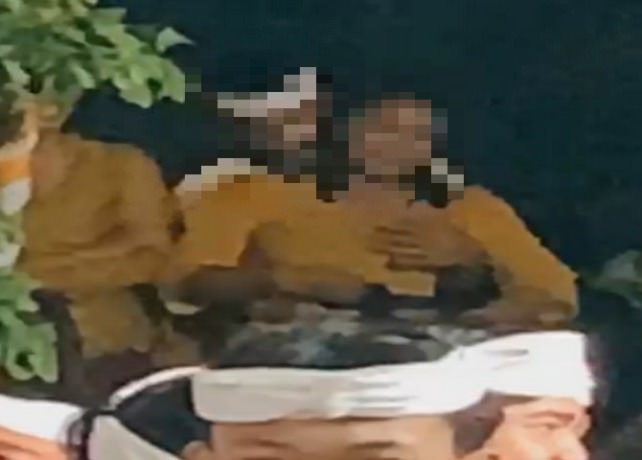 TAK SENONOH: Potongan video yang menggambarkan aksi tidak senonoh oleh pasangan muda mudi di Pura Rambut Siwi, Banjar Kauh, Desa Adat Getasan. (ISTIMEWA)
