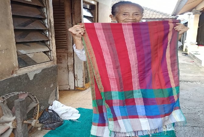 Kain tenun ikat khas Julah yang diperlihatkan oleh seorang penenun (I Putu Mardika/Bali Express)