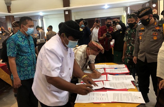 TANDA TANGAN: Kedua pihak, Desa Adat Jasri dan Desa Adat Perasi menandatangani berita acara yang berisikan delapan poin didalamnya. (ADI PRABAWA/BALI EXPRESS)