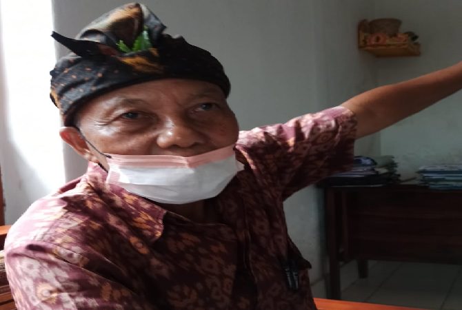 Kelian Adat Desa Julah, Ketut Sidemen. (I Putu Mardika/Bali Express)