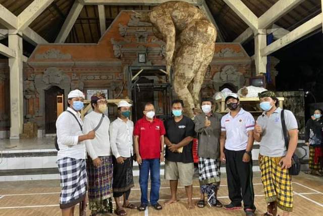 GUBERNUR :  Gubernur Bali, Wayan Koster saat mengunjungi yowana membuat ogoh-ogoh di Balai Banjar Kelodan Tampaksiring, Gianyar. (ISTIMEWA)