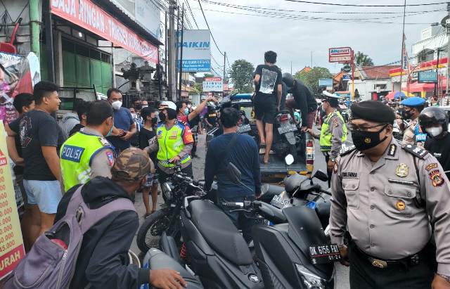 TERCIDUK: Beberapa remaja dengan motor dan atribut yang coba kabur ke gang terciduk oleh Polisi bersama pecalang dan warga setempat. (istimewa)