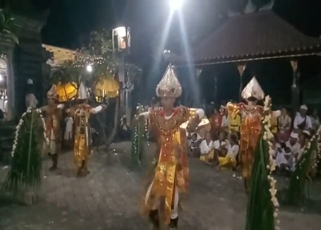 Pementasan Tari Baris Kupu-Kupu di Pura Dalem Dasar Desa Adat Bungkulan (I Putu Mardika/Bali Express)