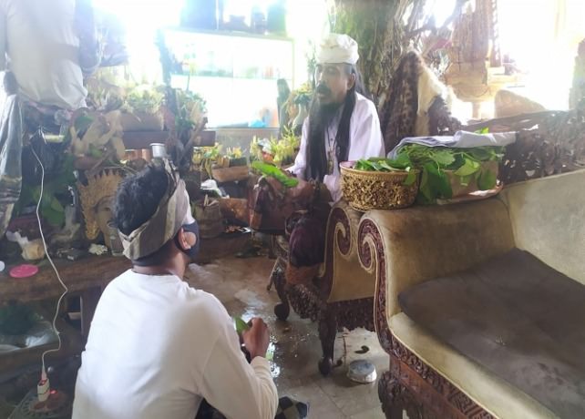PENGOBATAN : Praktisi pengobatan tradisional, Ida Bagus Made Arjawa, 46, saat mengobati pasiennya di Griya Gede Bona, Desa Bona, Kecamatan Blahbatuh, Gianyar. (DEWA RASTANA/BALI EXPRESS)