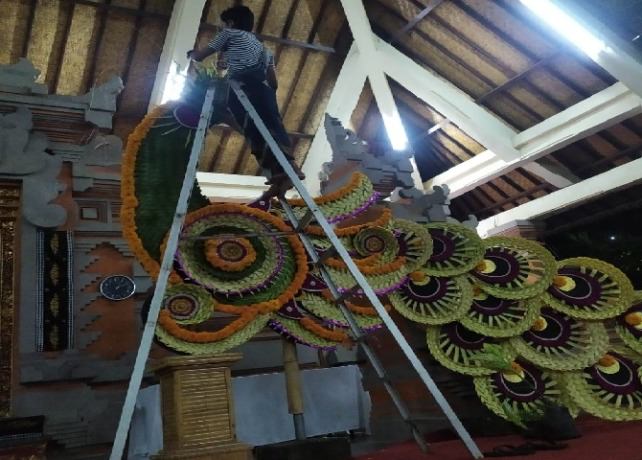 BERTAHAN : Wirausaha muda asal Gianyar, I Made Adi Dharma Krisna Angga bersama rekannya saat membuat dekorasi. (ISTIMEWA)