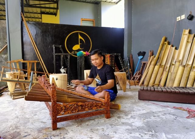 SENI : Gede Edi Budiana saat berada di studi dE Percussion. (DIAN SURYANTINI/BALI EXPRESS)