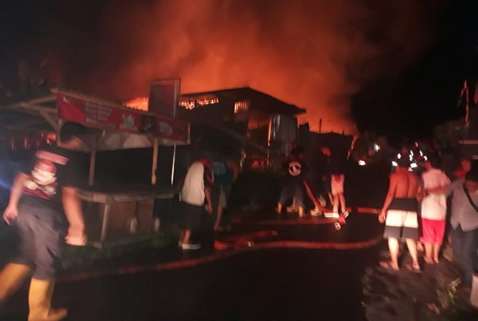 HANGUS : Pemadam Kebakaran bersama warga saat memadamkan api yang membakar gudang rongsokan di Jalan Gunung Merapi, Samplangan, Gianyar, Rabu (2/2). (ISTIMEWA)