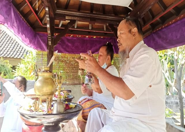 Penggunaan genta atau bajra dalam mengiringi upacara yadnya. (DOK. BALI EXPRESS)