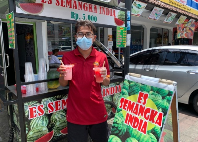 VIRAL: Usaha Es Semangka India milik Agung cukup diminati pembeli beralamat di Jalan Imam Bonjol, Denpasar. (RIKA RIYANTI/BALI EXPRESS)