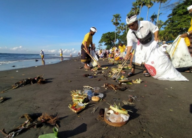 BERSIH SAMPAH : Sejumlah orang tengah membersihkan samlah sepanjang Pantai Pering dan Pantai Saba, Blahbatuh, Gianyar, Bali, Jumat (18/3). (ISTIMEWA)