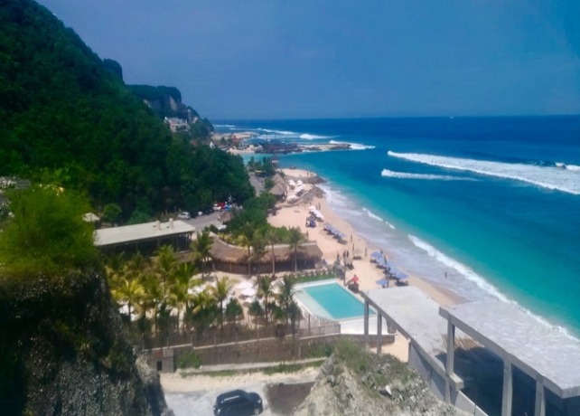 DUGAAN : Suasana Pantai Melasti yang diduga menjadi lokasi pelanggaran tata ruang. (ISTIMEWA)