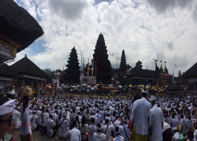 RAMAI: Pemedek ramai melakukan sembahyang di Pura Agung Besakih pada Minggu (27/3). (ISTIMEWA)