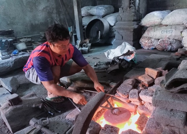 GONG : Proses pembuatan gamelan di Desa Tihingan, Kecamatan Banjarangkan, Klungkung, baru-baru ini. (DOK. BALI EXPRESS)