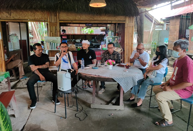DISKUSI: Pihak akun YouTube Case Closed bersama narasumber saat mendiskusikan akunnya dihapus dengan alasan tak masuk akal. (I GEDE PARAMASUTHA/BALI EXPRESS)