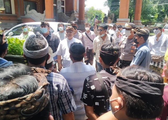 KRAMA : Krama Desa Adat Bugbug, Karangasem saat mendatangi MDA dan DPRD Bali, Rabu (23/3). (ISTIMEWA)