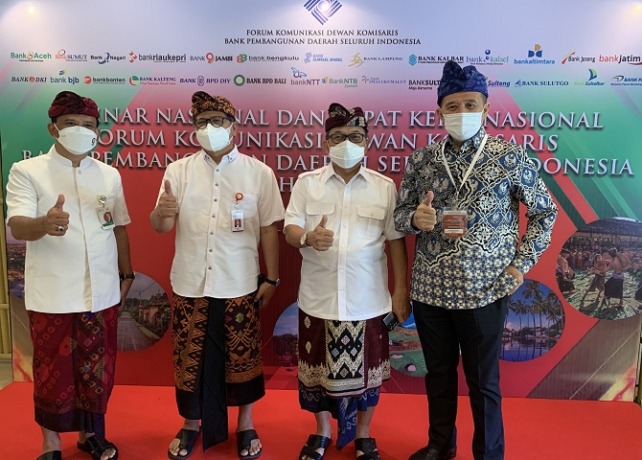 RAKERNAS: Pembukaan Seminar Nasional dan Rapat Kerja Nasional (Rakernas) Forum Komunikasi Dewan Komisaris Bank Pembangunan Daerah Seluruh Indonesia (FKDK BPD SI), Kamis (10/3), di Jimbaran, Bali. (RIKA RIYANTI/BALI EXPRESS)