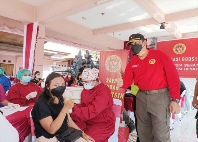 VAKSIN :  Kepala BIN Daerah Bali Brigjen Pol Hadi Purnomo saat meninjau vaksinasi booster di Balai Banjar Tegehe, Desa Batubulan, Kecamatan Sukawati, Kamis (10/3). (DEWA RASTANA/BALI EXPRESS)