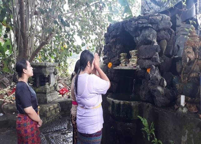 BANYU PINARUH : Warga saat melukat di Pura Campuhan Windhu, Padang Galak, Kesiman, Minggu (27/3) tepat di Hari Banyu Pinaruh. (KRISNA PRADIPTA/BALI EXPRESS)