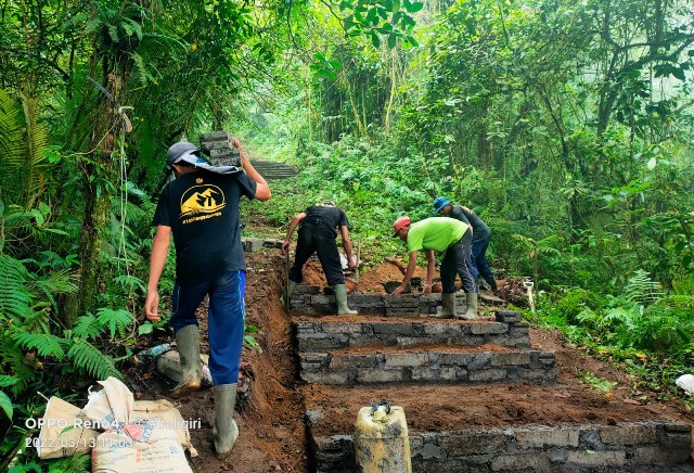 SERIBU TANGGA: Proses pembuatan seribu tangga bahagia di Banjar Jumeneng, Desa Bukit, Karangasem. (ISTIMEWA)