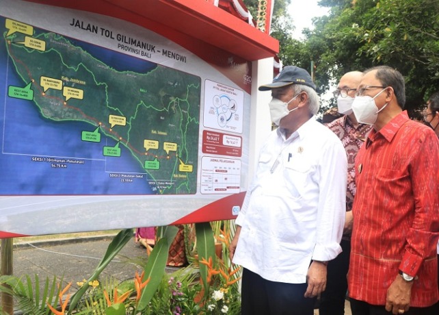 TOL : Gubernur Bali bersama Menteri PUPR meninjau peta Jalan Tol Gilimanuk-Mengwi. (ISTIMEWA)
